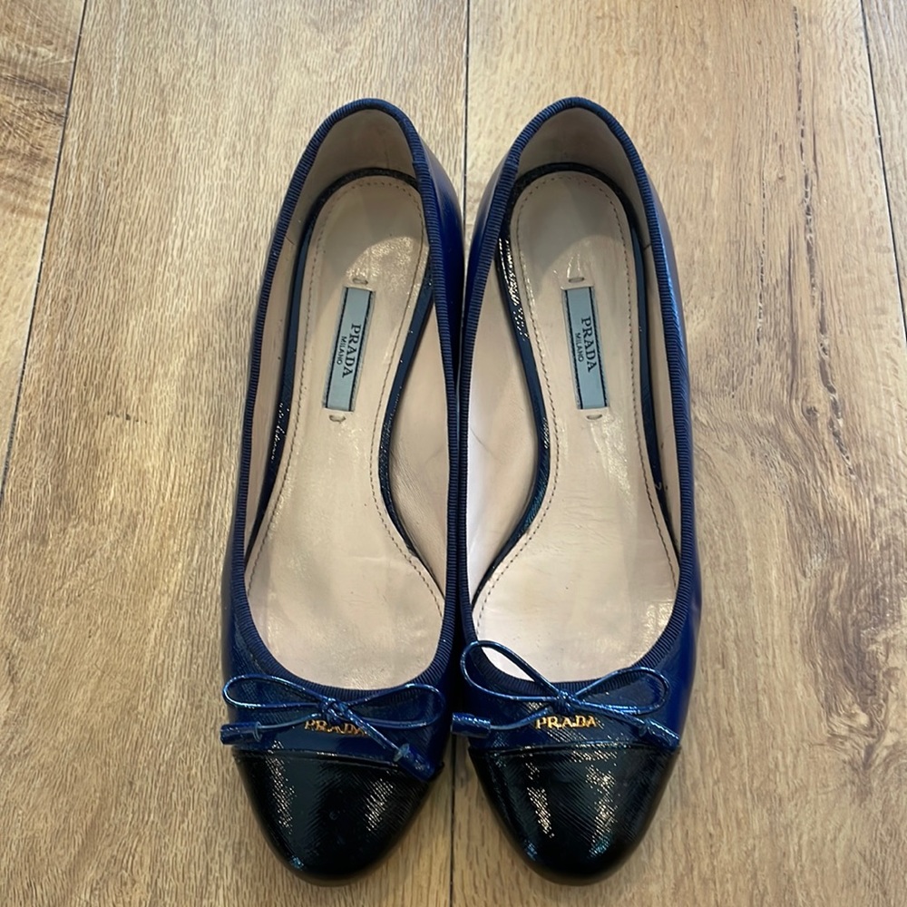 Prada blue & black patent leather chunky heel pumps. 39.5.